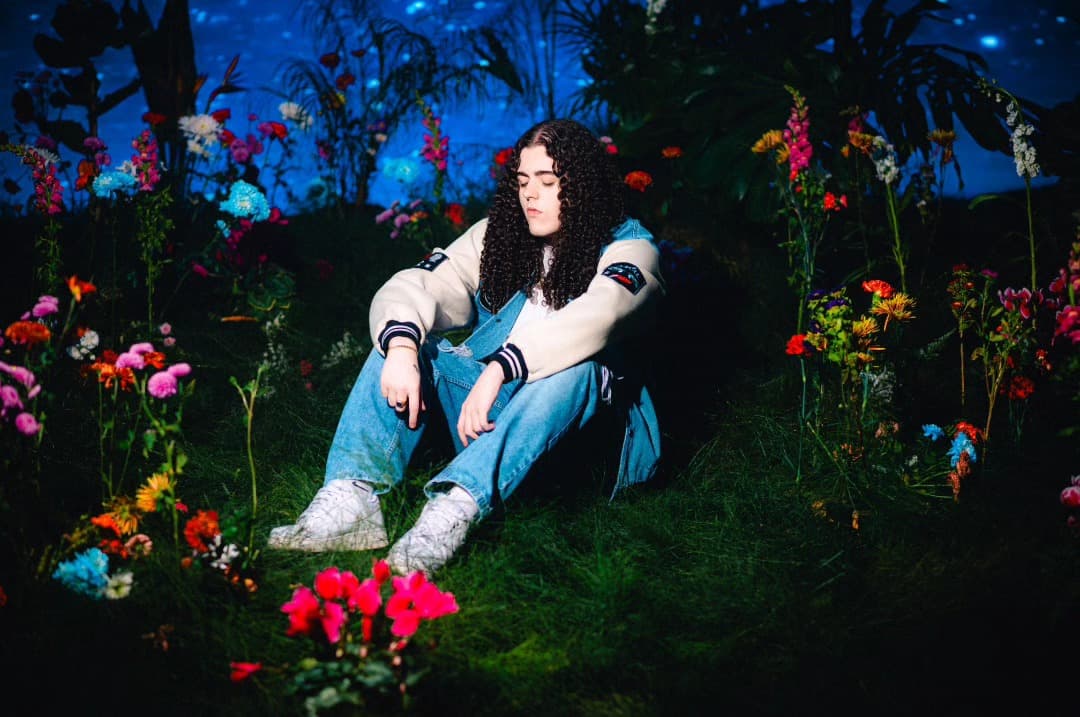 loco de rulos entre flores