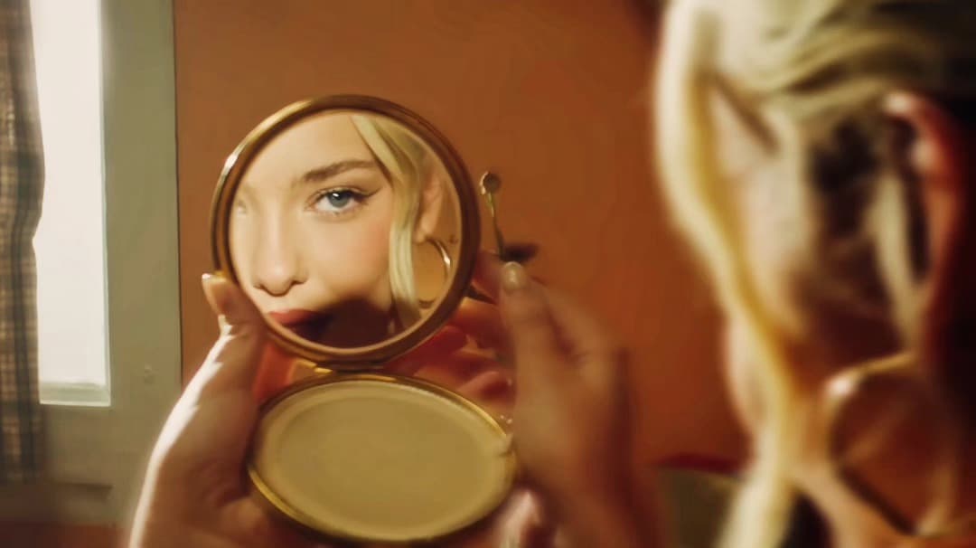 rubia en espejo de mano